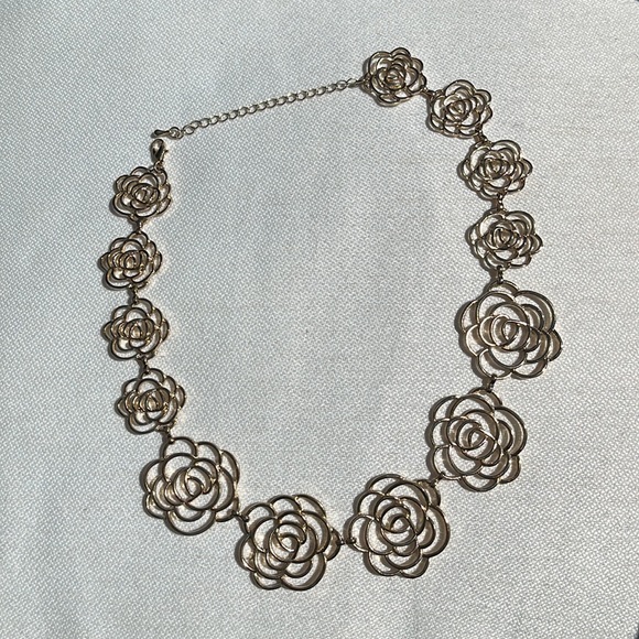 Charming Charlie gold colored floral necklace, EUC - Picture 2 of 7
